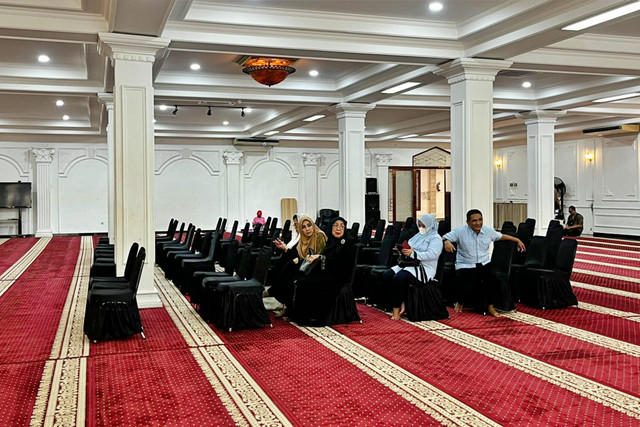 Persiapan Salat Jenazah Wapres ke-6 Try Sutrisno di Masjid Agung Sunda Kelapa, Jakarta Pusat, Senin (2/3). Foto: Rayyan/Kumparan