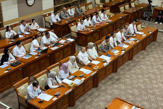 RDPU Komisi III DPR RI bersama Lisnawati, ibu kandung Niza Safei, anak yang tewas usai dianiaya ibu tiri, di DPR RI, Senin (2/3). Foto: Abid Raihan/kumparan