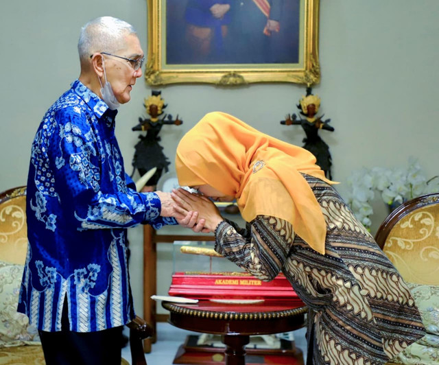 Gubernur Jawa Timur, Khofifah Indar Parawansa bersama Wapres ke-6 RI, Try Sutrisno. Foto: Dok. Pemprov Jatim