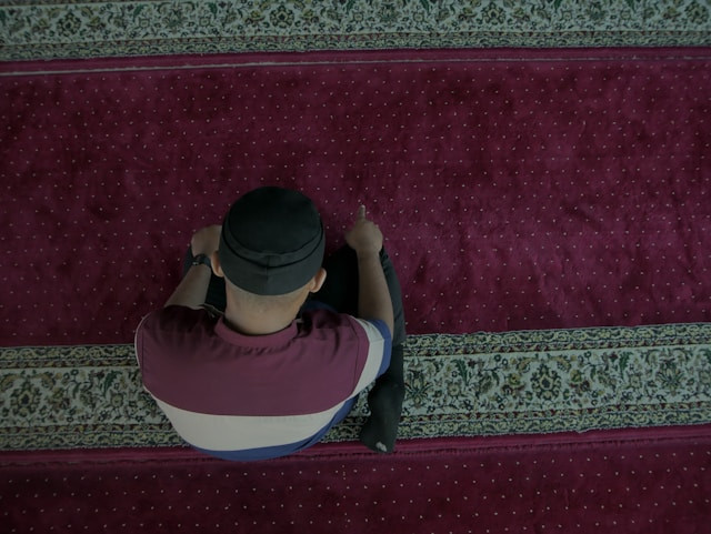 Ilustrasi hadits sholat tiang agama. Foto: Masjid MABA / Unsplash