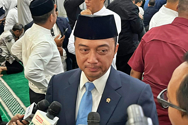 Mensesneg, Prasetyo Hadi di Masjid Sunda Kelapa saat hendak salat jenazah Wapres ke-6 RI, Try Sutrisno. Foto: Rayyan/Kumparan