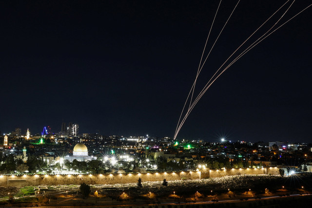Israel melakukan upaya pencegatan saat rudal diluncurkan dari Iran, menyusul serangan Israel dan AS terhadap Iran, di Yerusalem, 1 Maret 2026. Foto: REUTERS/Ammar Awad