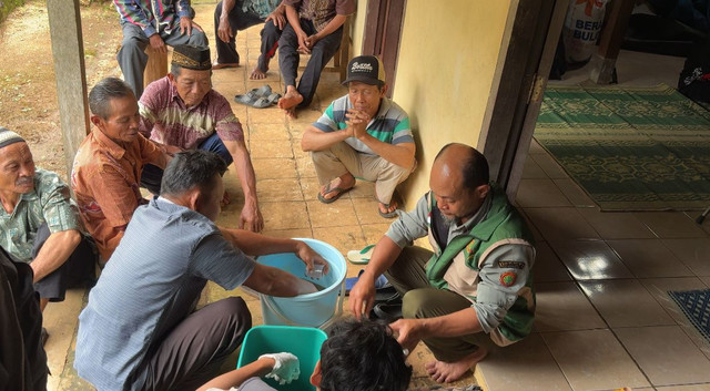 Mahasiswa KKN Kelompok 076 Universitas Muhammadiyah Yogyakarta bersama warga Dusun Kebon, Desa Klepu, Pacitan, mempraktikkan pembuatan pupuk kompos cair, Kamis (19/2/2026). (Dok. KKN 076 UMY)