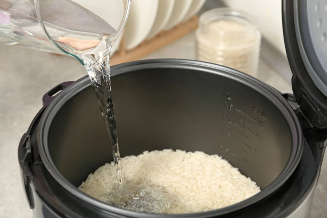 Ilustrasi rice cooker digital low carbo. Foto: New Africa/Shutterstock