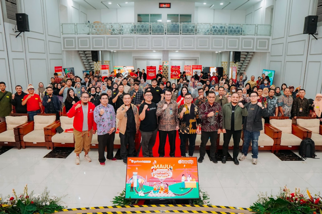GoFood berkolaborasi dengan Kementerian Ketenagakerjaan dan Dinas Koperasi dan Usaha Kecil Daerah Jawa Barat gelar inisiatif Maju Bersama GoFood di Bandung. Foto: Dok. Gojek