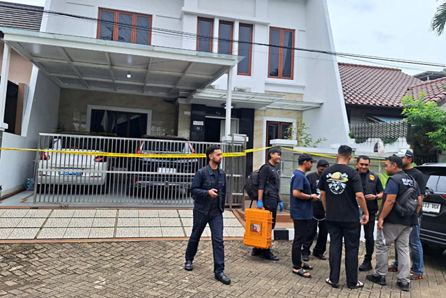 Rumah dari suami istri yang diduga menjadi korban pembunuhan di rumahnya di Kelurahan Jatibening, Kecamatan Pondok Gede, Kota Bekasi, Senin (2/3/2026). Foto: Dok. kumparan