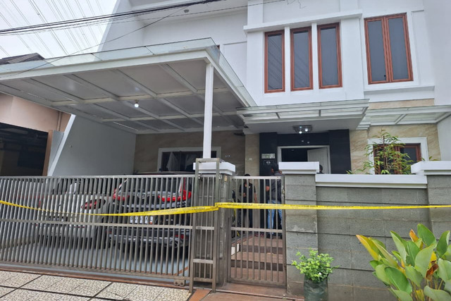 Rumah dari suami istri yang diduga menjadi korban pembunuhan di rumahnya di Kelurahan Jatibening, Kecamatan Pondok Gede, Kota Bekasi, Senin (2/3/2026). Foto: Dok. kumparan