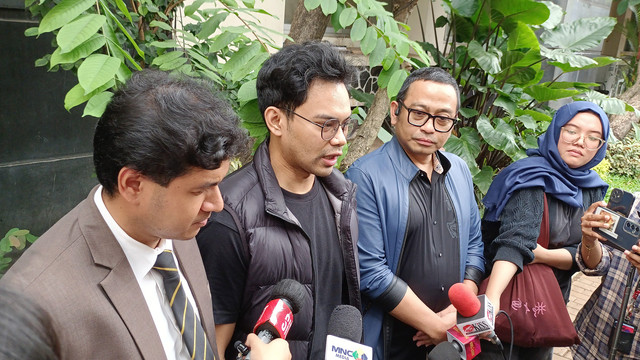 Insanul Fahmi didampingi kuasa hukumnya Tommy Tri Yunanto datangi Polda Metro Jaya, Jakarta, Senin (2/3). Foto: Aprilandika Pratama/kumparan