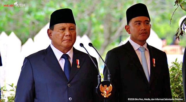 Presiden Prabowo Subianto dan Wakil Presiden Gibran Rakabuming menghadiri prosesi pemakaman Wapres ke-6 RI, Jenderal TNI (Purn.) Try Sutrisno di TMP Kalibata, Senin (2/3/2026). Foto: Sekretariat Presiden/YouTube