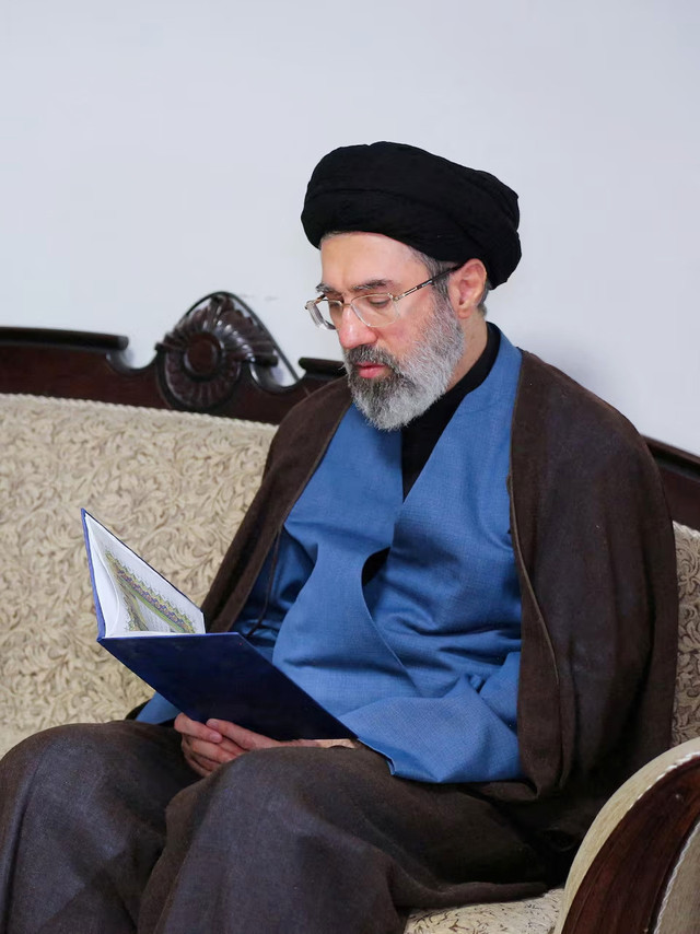 Mojtaba Khamenei, putra kedua Pemimpin Tertinggi Iran Ayatollah Ali Khamenei, mengunjungi kantor Hizbullah di Teheran, Iran, pada 1 Oktober 2024. Foto: Kantor Pemimpin Tertinggi Iran/WANA/via REUTERS