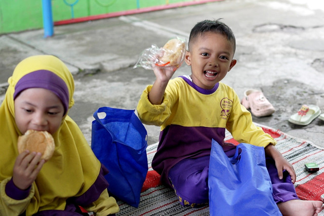 Anak-anak PAUD Anak Hebat tengah menyantap MBG di Kartasura, Kabupaten Sukoharjo, Jawa Tengah. Foto: Dok. Bakom RI