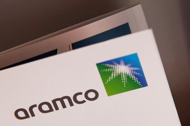  Logo Saudi Aramco terlihat di luar Khurais, Arab Saudi, 12 Oktober 2019. Foto: REUTERS/Maxim Shemetov