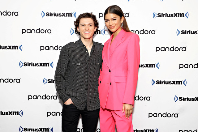 Zendaya dan Tom Holland berbicara selama acara SiriusXM Town Hall bersama para pemeran Spider-Man: No Way Home di Kota New York, AS, pada 10 Desember 2021. Foto: Cindy Ord/Getty Images/AFP