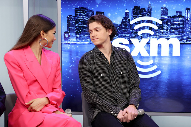 Zendaya dan Tom Holland berbicara selama acara SiriusXM Town Hall bersama para pemeran Spider-Man: No Way Home di Kota New York, AS, pada 10 Desember 2021. Foto: Cindy Ord/Getty Images/AFP