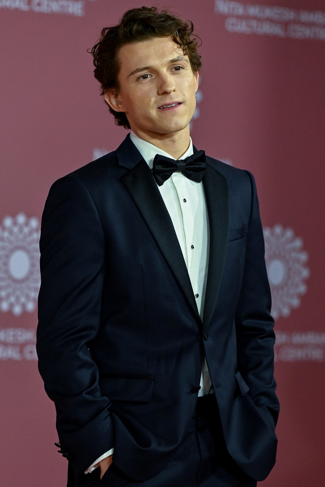 Tom Holland berpose untuk foto selama peresmian Pusat Kebudayaan Nita Mukesh Ambani (NMACC) di Jio World Centre (JWC), Mumbai, India pada 1 April 2023. Foto: Sujit Jaiswal / AFP
