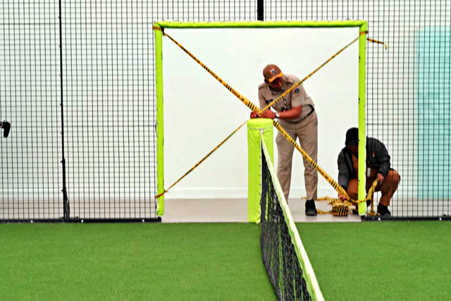 Pemkot Jakbar segel bangunan MMT Padel di SPB Kembangan. Foto: Dok. Pemkot Jakarta Barat 