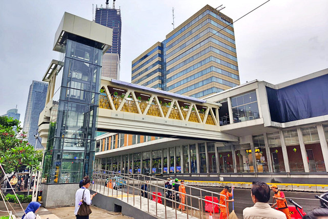 Tampilan Jembatan Penyeberangan Orang (JPO) Sarinah di Jalan MH Thamrin, Jakarta Pusat, usai rampung direvitalisasi dan diresmikan pada Senin (2/3/2026). Foto: Jeni Ritanti/kumparan
