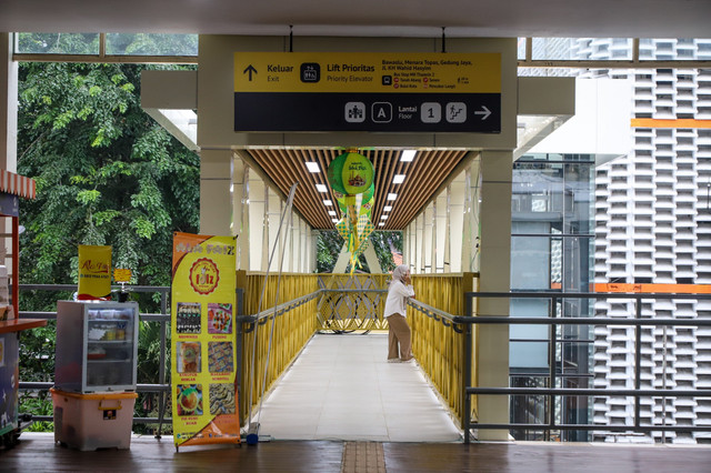 Tampak Jembatan Penyeberangan Orang (JPO) Sarinah setelah diresmikan oleh Gubernur DKI Jakarta Pramono Anung di Jakarta, Senin (2/3/2026). Foto: Iqbal Firdaus/kumparan