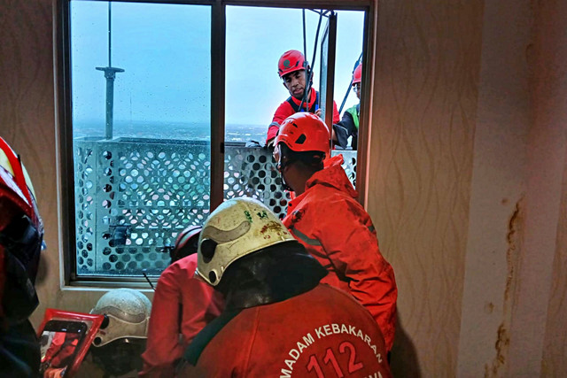 Seorang pekerja tewas usai terjebak di gondola saat hujan angin di Hotel Ascott Waterplace Surabaya, Senin (2/3/2026). Foto: Dok. DPKP Surabaya