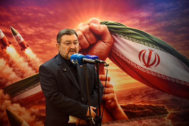 Duta Besar Iran untuk Indonesia, Mohammad Boroujerdi memberikan keterangan pers terkait wafatnya pemimpin tertinggi Iran Ayatollah Ali Khamenei dan serangan Amerika Serikat dan Israel ke Iran di kediaman Duta Besar Iran, Jakarta, Senin (2/3/2026). Foto: Indrianto Eko Suwarso/ANTARA FOTO