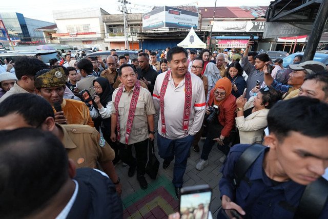 Mendagri Tito Karnavian bersama Menteri PKP Maruarar Sirait meninjau progres pelaksanaan Program Penanganan Sarana dan Prasarana Permukiman Kumuh di Desa Parit Baru, Kabupaten Kubu Raya, Kalimantan Barat, Senin (2/3/2026). Foto: Kemendagri RI