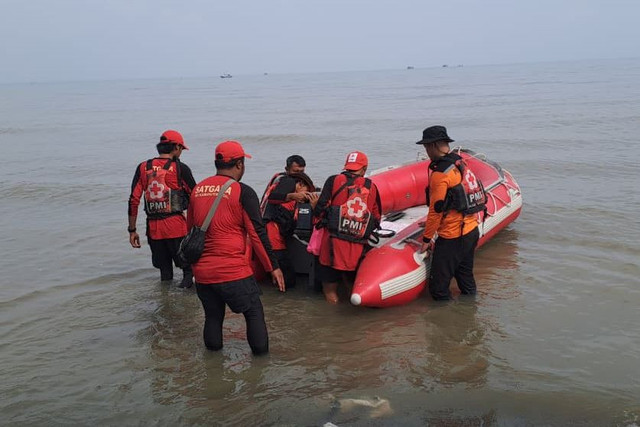 Tim SAR gabungan saat melakukan pencarian terhadap 4 pria yang kabur usai polisi grebek sabung ayam di Tegal. Foto: Dok. Istimewa