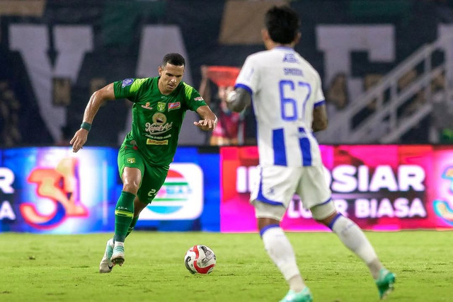 Persebaya Surabaya melawan Persib Bandung pada pertandingan Super League di Stadion Gelora Bung Tomo, Surabaya, Senin (2/3/2026). Foto: Instagram/ @officialpersebaya