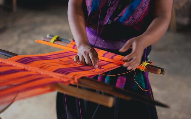 Ulos, kain tradisional Batak Toba tengah ditenun oleh seorang pengrajin. Sumber foto: pexels.com