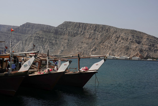 Perahu-perahu di Selat Hormuz di Selat Hormuz di tengah konflik AS-Israel dengan Iran seperti terlihat dari Musandam, Oman, Senin (2/3/2026). Foto: Amr Alfiky/REUTERS