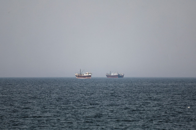Perahu-perahu di Selat Hormuz di Selat Hormuz di tengah konflik AS-Israel dengan Iran seperti terlihat dari Musandam, Oman, Senin (2/3/2026). Foto: Amr Alfiky/REUTERS