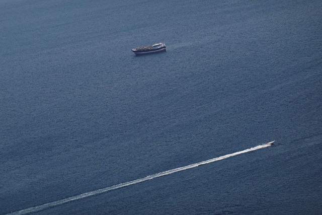 Perahu-perahu di Selat Hormuz di Selat Hormuz di tengah konflik AS-Israel dengan Iran seperti terlihat dari Musandam, Oman, Senin (2/3/2026). Foto: Amr Alfiky/REUTERS