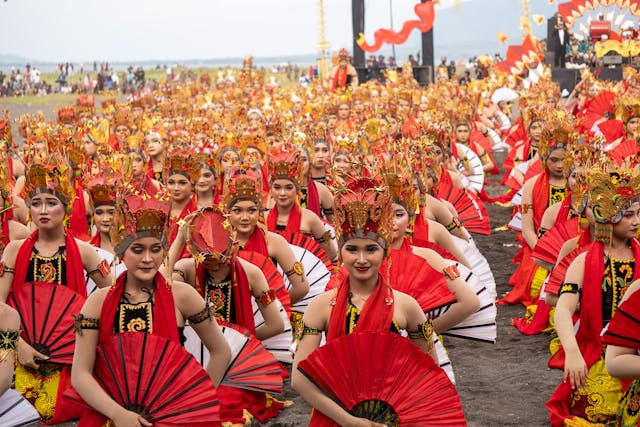 Tari Gandrung sedang dipentaskan secara kolosal dalam sebuah festival di Banyuwangi. Sumber foto: pexels.com