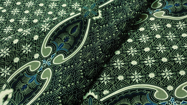 Motif Batik Cap cenderung konsisten dan presisi karena menggunakan cetakan (cap). Sumber foto: pixabay.com