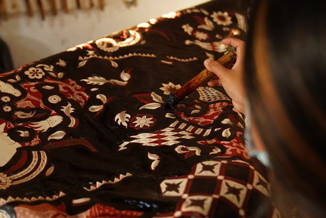 Seorang pengrajin nampak sedang membatik dengan motif Batik Keraton. Sumber foto: pexels.com