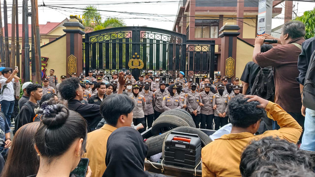 Aksi yang tergabung dalam Gerakan Masyarakat Menggugat (GERAM) mendatangi Polserta Samarinda, Senin (2/3). Sumber: Dukumentasi Pribadi
