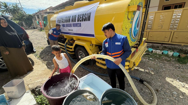 DT Peduli Sumbar Salurkan Air Bersih untuk Warga Pasar Ambacang Kuranji yang sempat terkena bencana banjir (Sumber : DT Peduli)