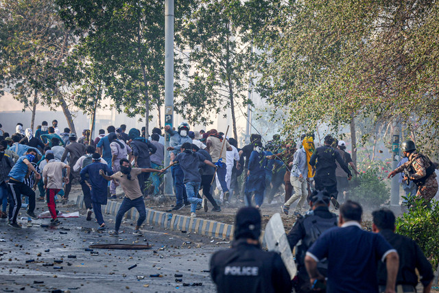 Warga berunjuk rasa di luar Konsulat Jenderal AS, menyusul berita tentang serangan AS dan Israel terhadap Iran yang menewaskan Pemimpin Tertinggi Iran Ayatollah Ali Khamenei, di Karachi, Pakistan, 1 Maret 2026. Foto: Reuters/Akhtar Soomro