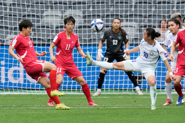 Hong Song Ok dari Korea Utara (kiri) dan Diyorakhon Khabibullaeva dari Uzbekistan berebut bola selama pertandingan sepak bola Piala Asia Wanita antara Korea Utara dan Uzbekistan di Sydney, Selasa, 3 Maret 2026. Foto: AP Photo/Rick Rycroft