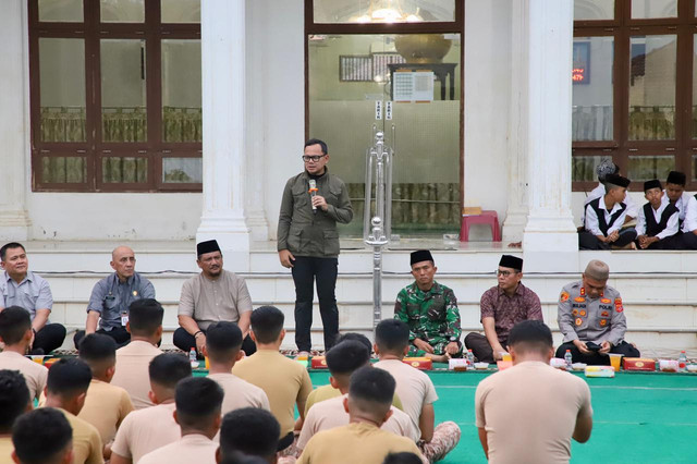 Wamendagri Bima Arya Sugiarto menggelar kegiatan buka puasa bersama warga serta Forum Koordinasi Pimpinan Daerah (Forkopimda) Kabupaten Aceh Tamiang, Senin (2/3). Foto: Dok. Kemendagri