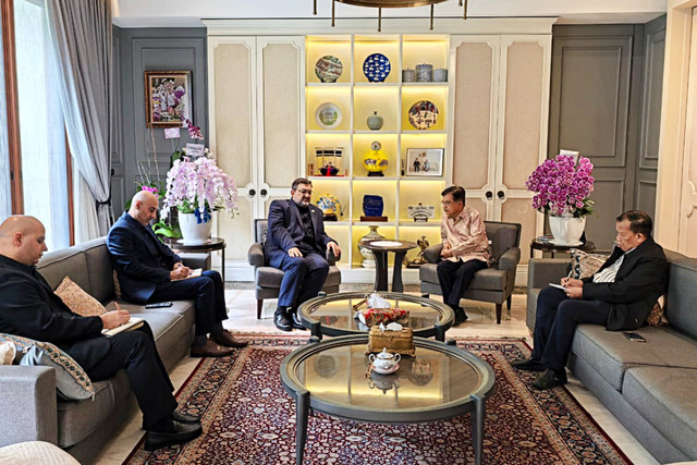 Wakil Presiden ke-10 dan ke-12 RI, Jusuf Kalla menerima kunjungan Duta Besar Iran untuk Indonesia, Mohammad Boroujerdi, di kediamannya di Jakarta Selatan, Selasa (3/3/2026). Foto: Dok. Istimewa