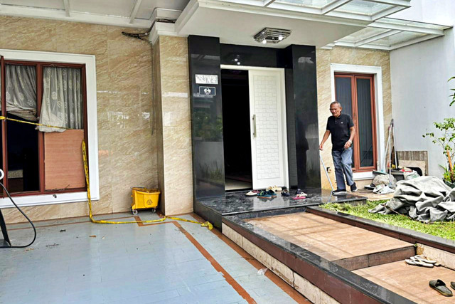 Suasana lokasi pembunuhan pasutri di Kompleks Prima Lingkar Asri, Kota Bekasi pada Selasa (3/3). Foto: Abid Raihan/kumparan