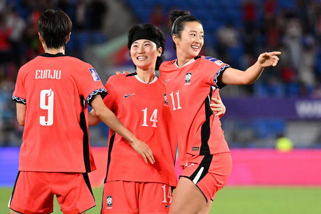 Choe Yu-ri dari Korea Selatan (kanan) merayakan gol bersama rekan-rekan setimnya selama pertandingan sepak bola Piala Asia Wanita antara Iran dan Korea Selatan di Gold Coast, Australia, Senin, (2/3). Foto: Dave Hunt/AAPImage via AP
