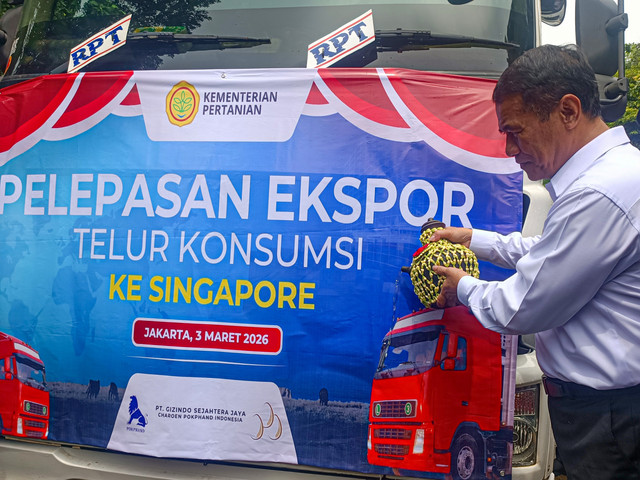 Mentan Andi Amran Sulaiman melepas ekspor telur dan produk olahan unggas ke tiga negara, di Kantor Kementan Jakarta, Selasa (3/3). Foto: Muhammad Fhandra/kumparan