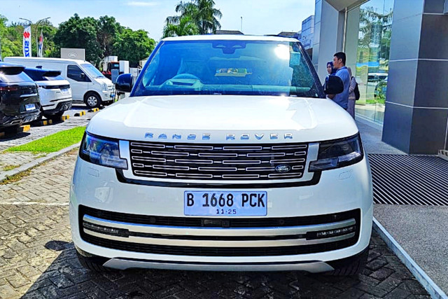Penampakan mobil dinas Gubernur Kaltim, Rudy Mas'ud senilai Rp 8,49 miliar jenis Range Rover 3.0 LWB Autobiography PHEV P460e yang dikembalikan. Foto: Dok. Kominfo Kaltim