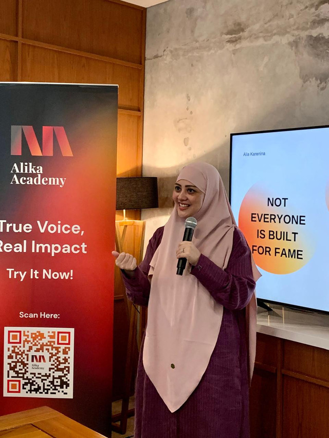 Dokumentasi: Alia Karenina memimpin sesi pelatihan public speaking dalam program pemberdayaan perempuan.