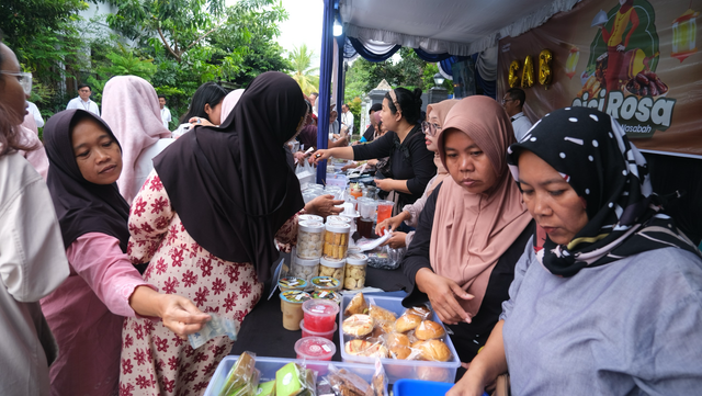 PNM lewat program Cici Rosa (Cicip-Cicip Produk Nasabah Mekaar) perluas pasar nasabah yang bergerak di usaha kuliner di Bulan Ramadan. Foto: Dok. PNM