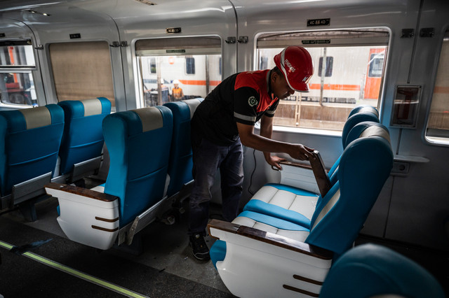 Teknisi memeriksa kursi penumpang pada gerbong kereta api (KA) di Depo Kereta Semarang Poncol Daop 4 Semarang, Jawa Tengah, Selasa (3/3/2026). Foto: Aprillio Akbar/ANTARA FOTO