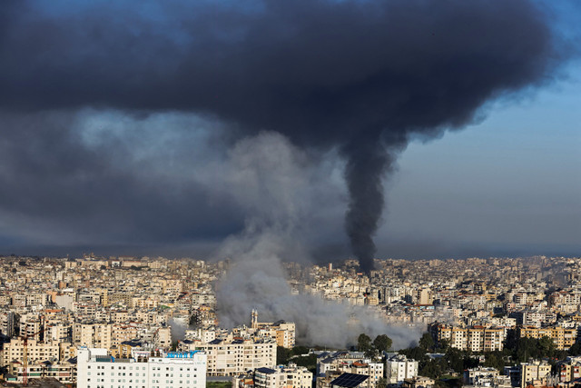 Kepulan asap membubung dari lokasi serangan udara Israel di pinggiran selatan Beirut, Lebanon, Selasa (3/3/2026). Foto: Ibrahim AMRO/AFP