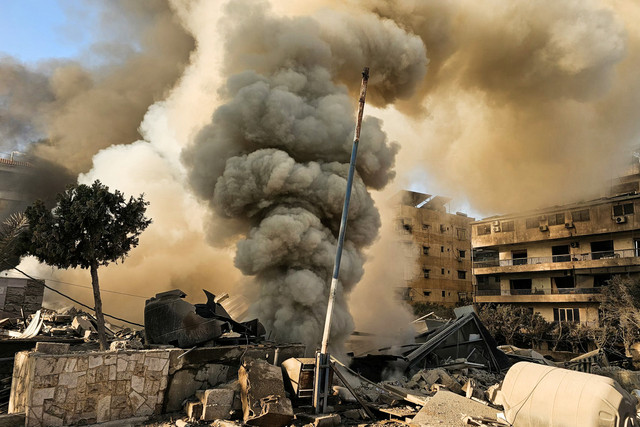 Asap mengepul dari lokasi serangan udara Israel di pinggiran selatan Beirut, Lebanon, Selasa (3/3/2026). Foto: AFP