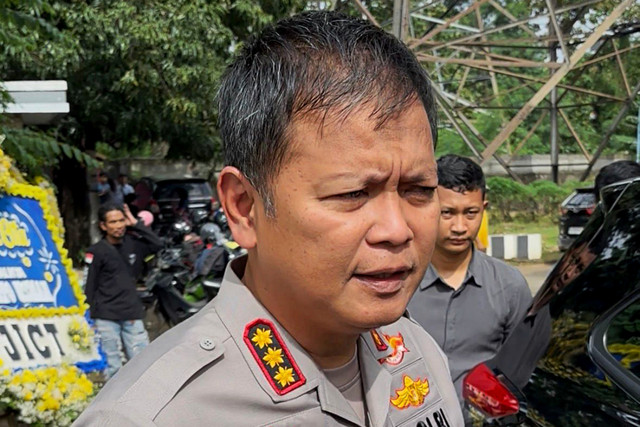 Kapolres Bekasi Kota, Kombes Kusumo Wahyu Bintoro saat meninjau lokasi kejadian pembunuhan Ermanto Usman di Perumahan Prima Lingkar Asri, Kota Bekasi pada Selasa (3/3). Foto: Abid Raihan/kumparan